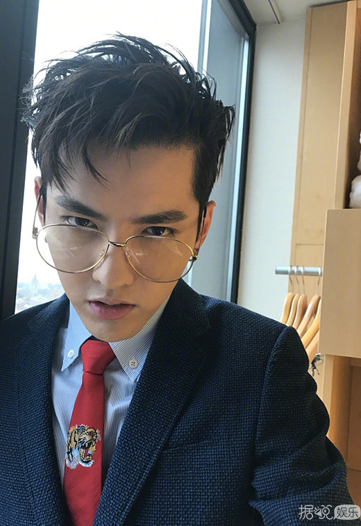 连吴亦凡易烊千玺都hold不住,求求帅哥们放弃这个谁留谁丑的发型 连吴亦凡易烊千玺都hold不住,求求帅哥们放弃这个谁留谁丑的发型
