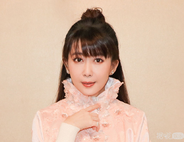 曾排名华语乐坛女歌手NO.1的她离婚是因跟女助理有染？