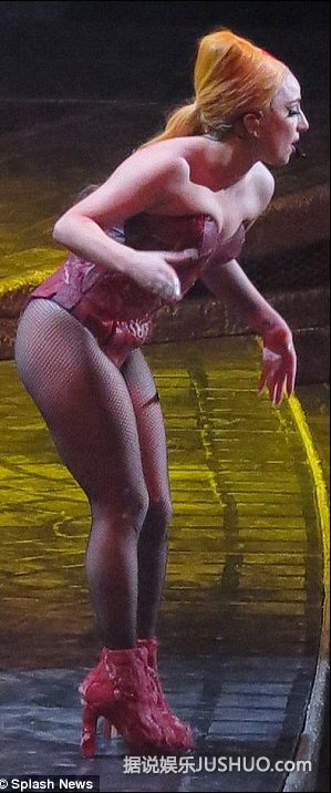 Lady Gaga墨尔本与裸男热舞 穿生肉装胸部装机关枪