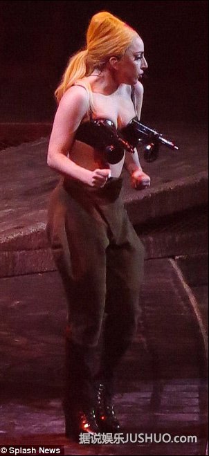 Lady Gaga墨尔本与裸男热舞 穿生肉装胸部装机关枪