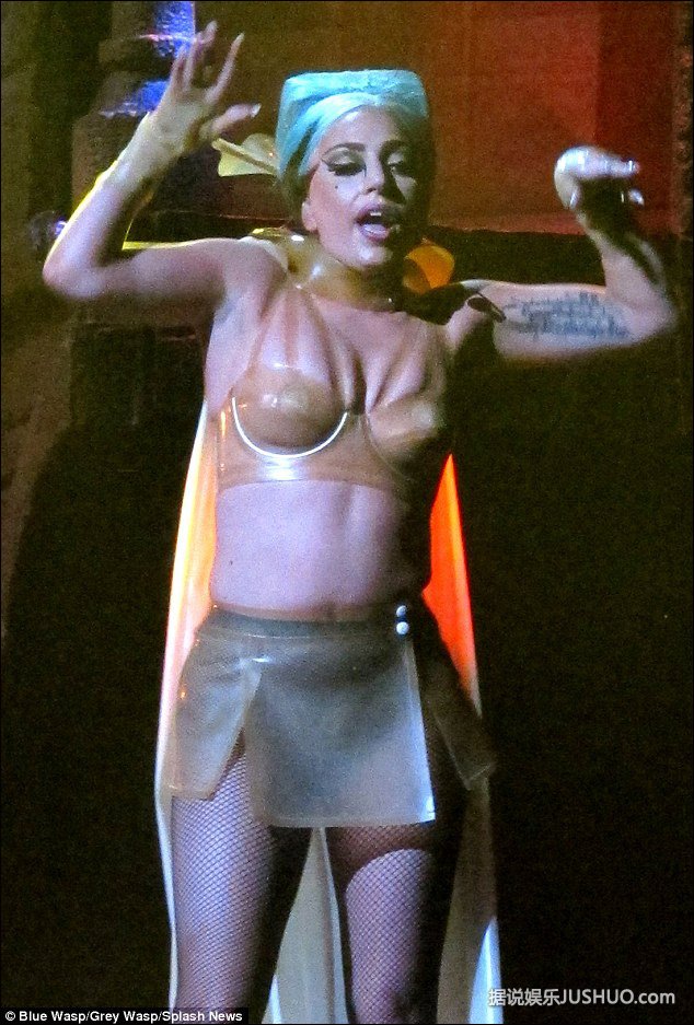 Lady Gaga墨尔本与裸男热舞 穿生肉装胸部装机关枪