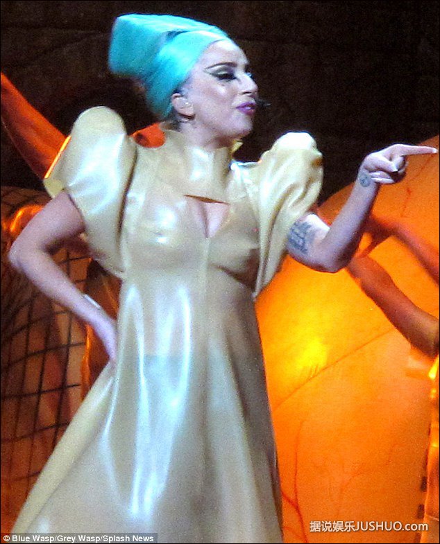 Lady Gaga墨尔本与裸男热舞 穿生肉装胸部装机关枪
