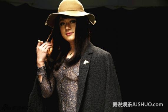 《我的早更女友》曝雷人照 佟大为牺牲肉体男扮