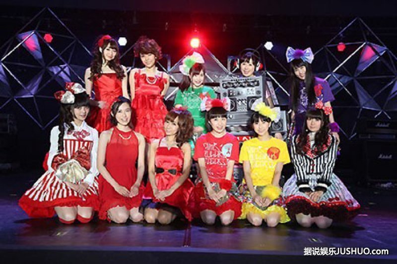 佐佐木彩夏骨折后坚持上台 变身机器人萌翻全场