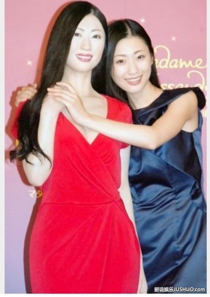 坛蜜与“分身”会面 仿真模型身段性感迷人