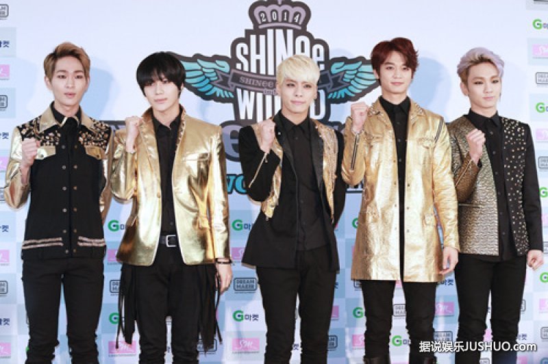 SHINee出席演唱会记者会 金色西装闪耀全场