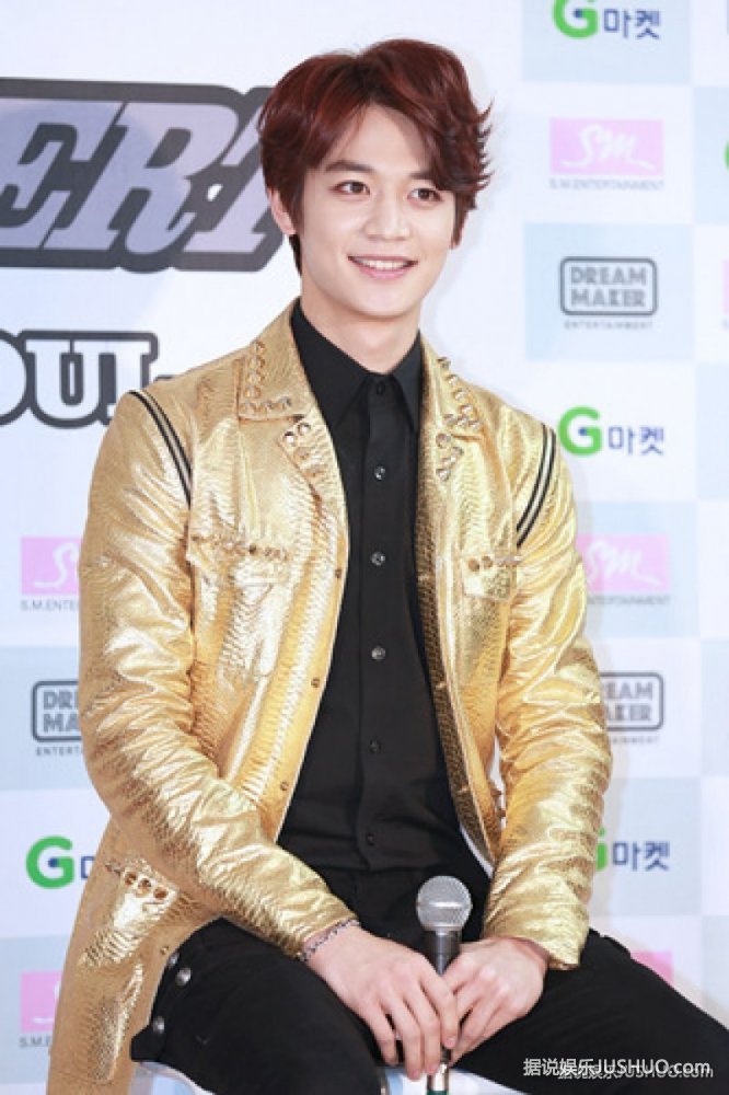 SHINee出席演唱会记者会 金色西装闪耀全场