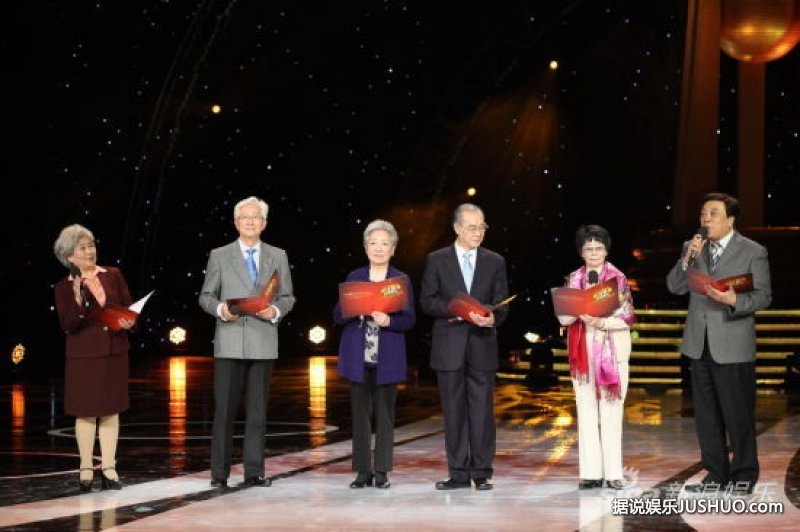 金话筒奖揭晓：李好夫妻档双双得奖 捧回俩奖杯