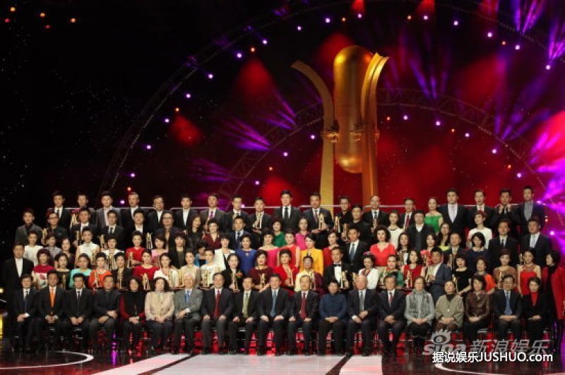 金话筒奖揭晓：李好夫妻档双双得奖 捧回俩奖杯