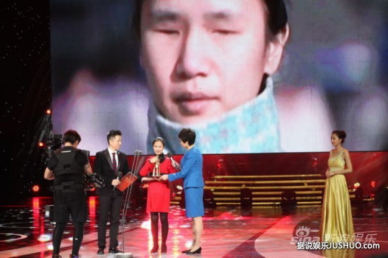 金话筒奖揭晓：李好夫妻档双双得奖 捧回俩奖杯