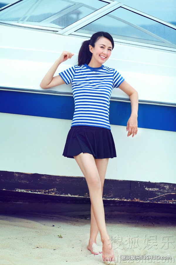 杨童舒曝青春系列写真 俏皮清纯活力十足