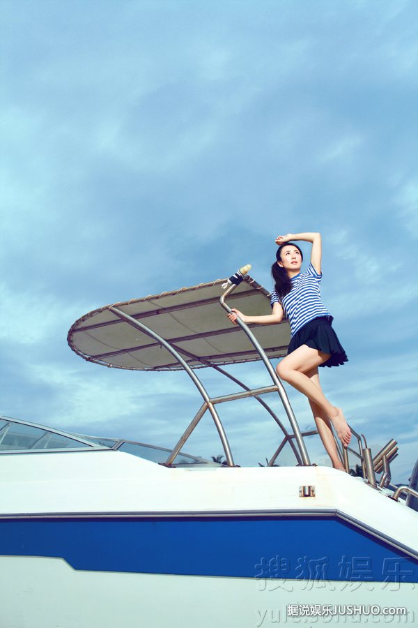 杨童舒曝青春系列写真 俏皮清纯活力十足