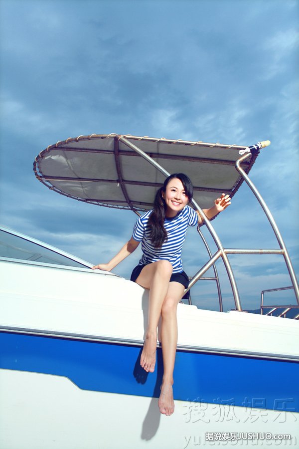 杨童舒曝青春系列写真 俏皮清纯活力十足