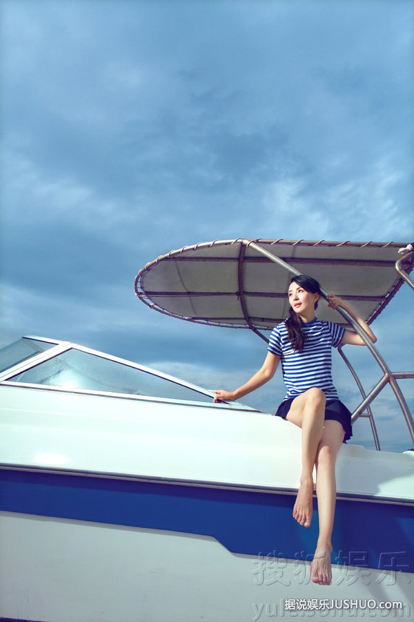 杨童舒曝青春系列写真 俏皮清纯活力十足