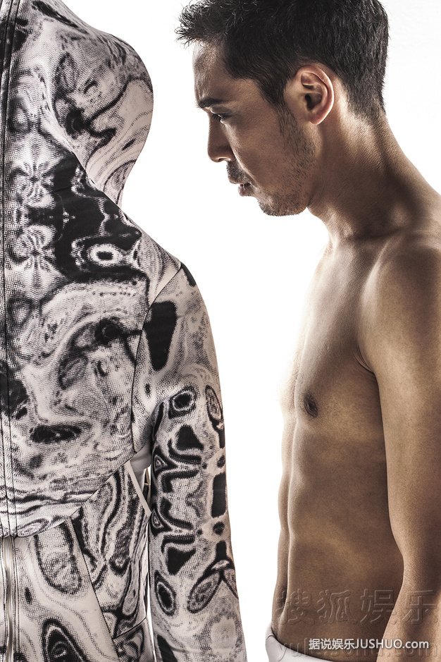 木幡龙秀腹肌晋升男神 大片揭人之奇妙关系