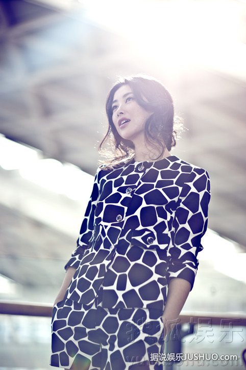 朱珠时尚大片曝光 学院风另类冷艳