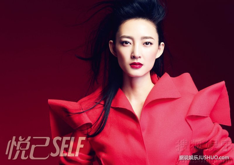 王丽坤杂志大片曝光 情迷圣诞红