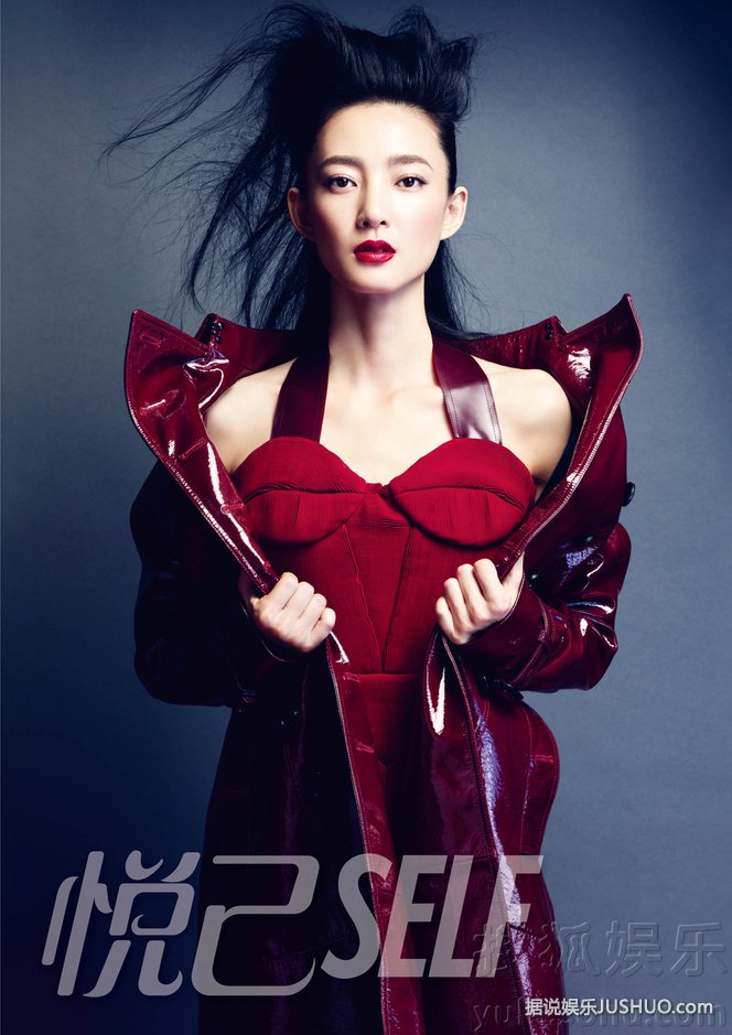 王丽坤杂志大片曝光 情迷圣诞红