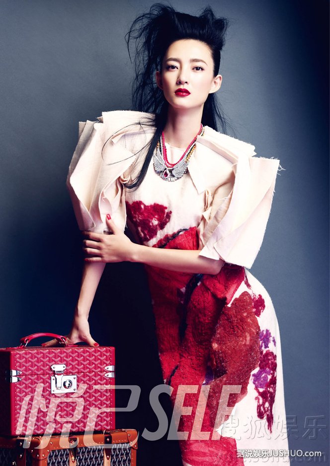 王丽坤杂志大片曝光 情迷圣诞红