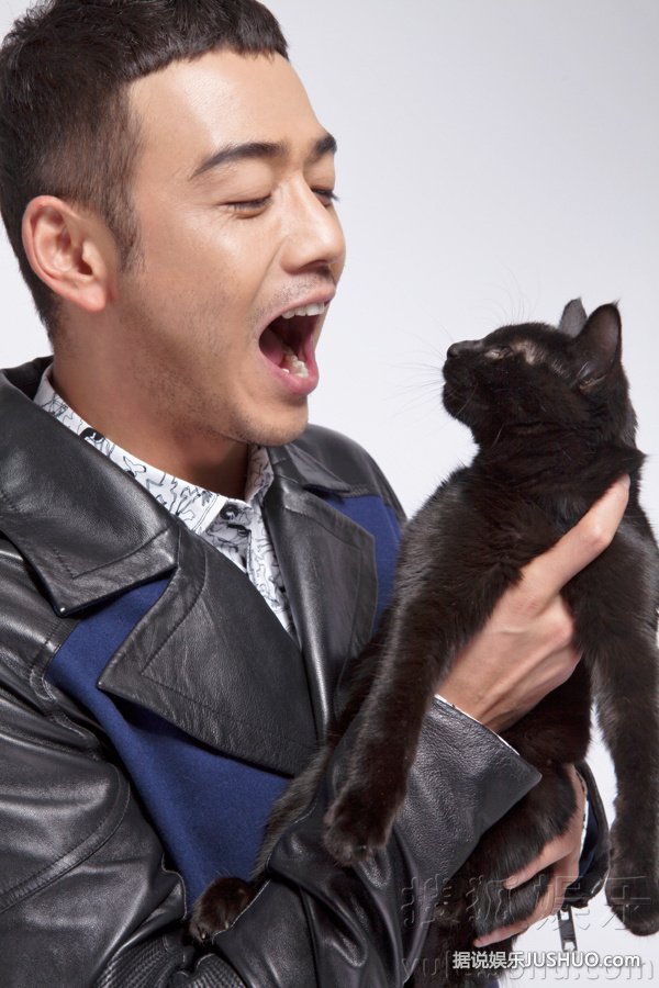 杨烁最新写真曝光 演绎宠物情缘展硬汉柔情