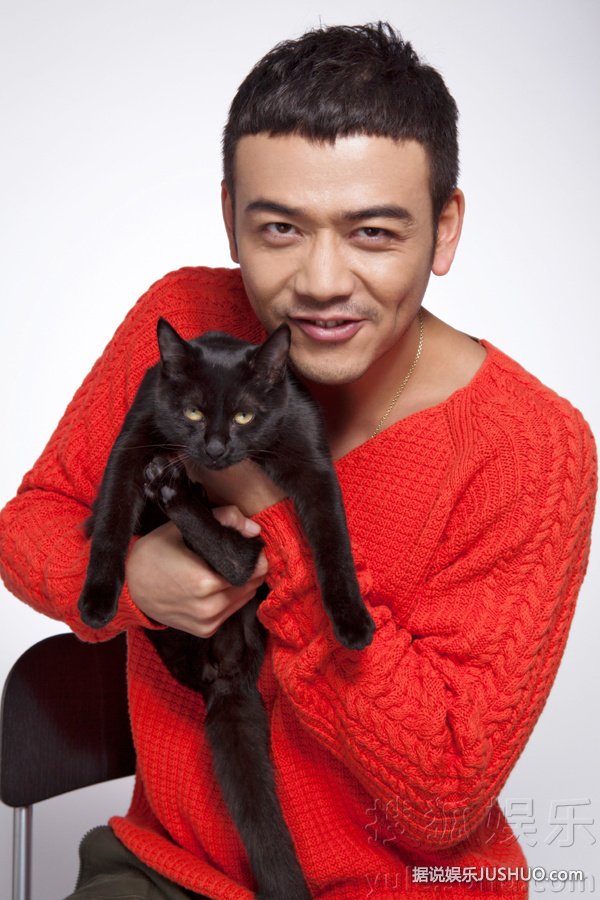 杨烁最新写真曝光 演绎宠物情缘展硬汉柔情