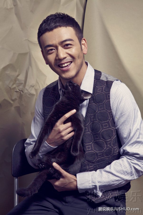 杨烁最新写真曝光 演绎宠物情缘展硬汉柔情