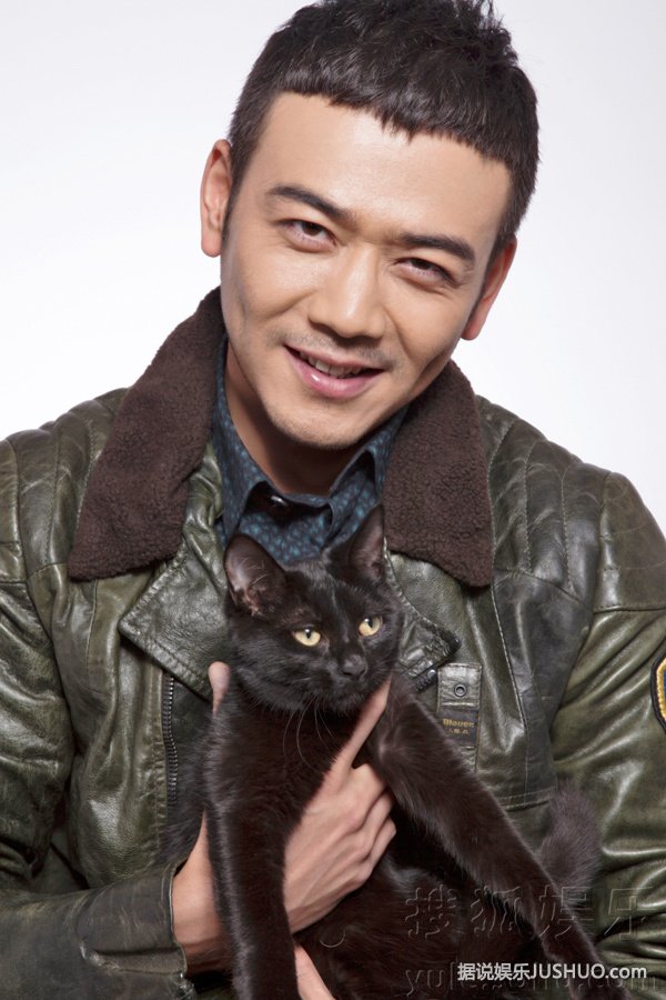 杨烁最新写真曝光 演绎宠物情缘展硬汉柔情