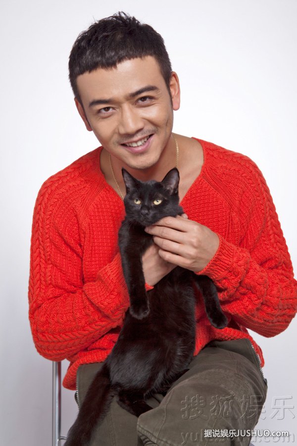 杨烁最新写真曝光 演绎宠物情缘展硬汉柔情