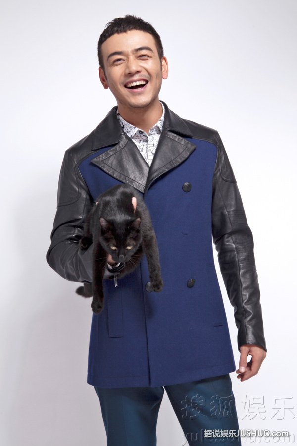 杨烁最新写真曝光 演绎宠物情缘展硬汉柔情