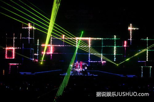 凤凰传奇演唱会舞台不逊春晚 曾毅演唱回应质疑