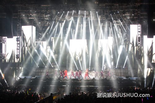 凤凰传奇演唱会舞台不逊春晚 曾毅演唱回应质疑