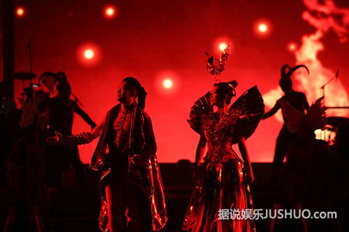 凤凰传奇演唱会舞台不逊春晚 曾毅演唱回应质疑