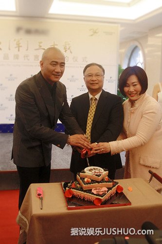 胡军出席品牌代言 现场庆生暖意足 胡军出席品牌代言 现场庆生暖意足