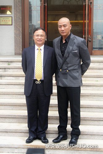 胡军出席品牌代言 现场庆生暖意足 胡军出席品牌代言 现场庆生暖意足