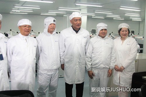 胡军出席品牌代言 现场庆生暖意足 胡军出席品牌代言 现场庆生暖意足