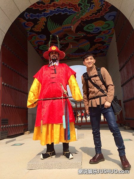 王文杰韩国行 “都教授”造型被认成李弘基 王文杰韩国行 “都教授”造型被认成李弘基