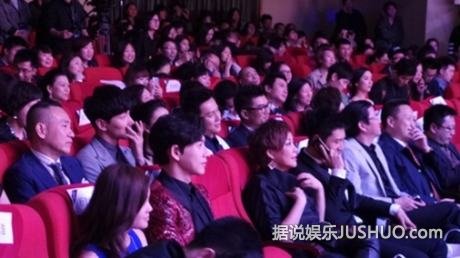 李静获封明星公民 带众明星台下玩自拍 李静获封明星公民 带众明星台下玩自拍