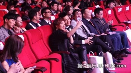 李静获封明星公民 带众明星台下玩自拍 李静获封明星公民 带众明星台下玩自拍