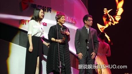 李静获封明星公民 带众明星台下玩自拍 李静获封明星公民 带众明星台下玩自拍