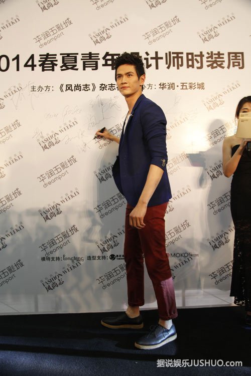 鲍春来亮相青年服装设计周 190身高成为焦点