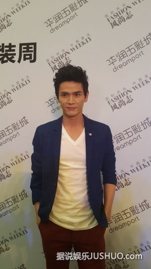 鲍春来亮相青年服装设计周 190身高成为焦点