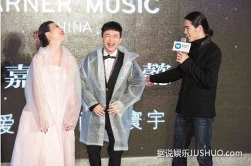肖懿航唐一嘉加盟华纳 雨神萧敬腾送雨衣祝福 肖懿航唐一嘉加盟华纳 雨神萧敬腾送雨衣祝福