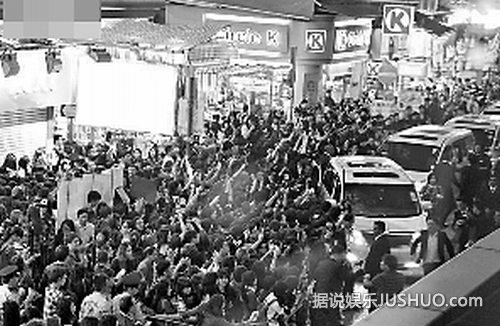 EXO-M反转香港街头 粉丝挤爆旺角场面混乱 EXO-M反转香港街头 粉丝挤爆旺角场面混乱