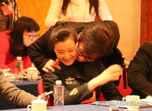 成龙回应贴面宋祖英:我每次都这样 别大惊小怪 成龙回应贴面宋祖英:我每次都这样 别大惊小怪