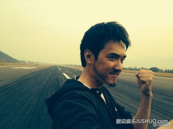 冯绍峰拍《后会无期》机场跑道飙车 忙自拍炫耀