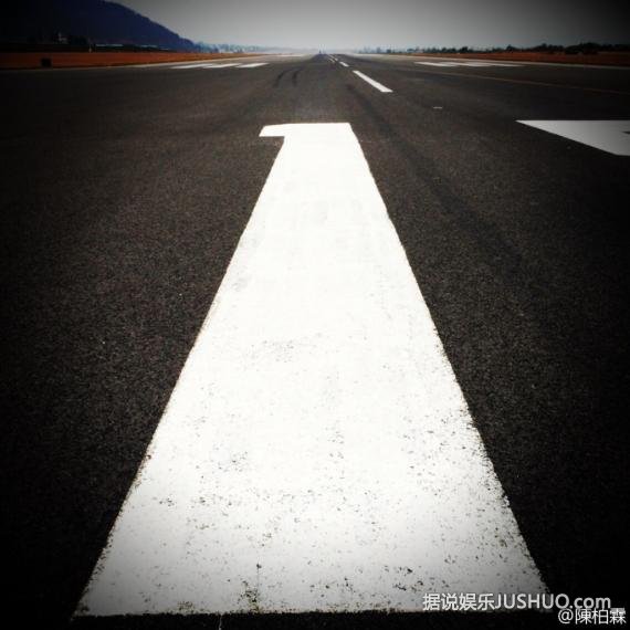 冯绍峰拍《后会无期》机场跑道飙车 忙自拍炫耀