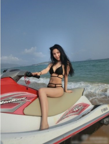 郭美美度假晒比基尼照