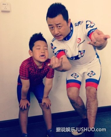 郭涛和石头合照曝光 腿毛浓密遭调侃