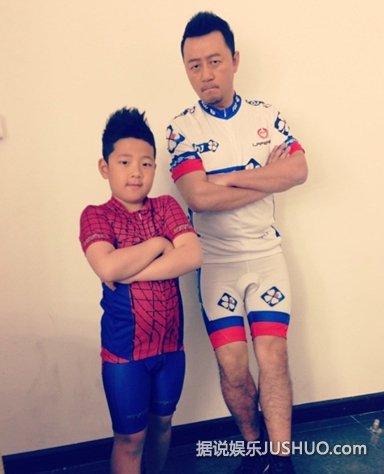 郭涛和石头合照曝光 腿毛浓密遭调侃