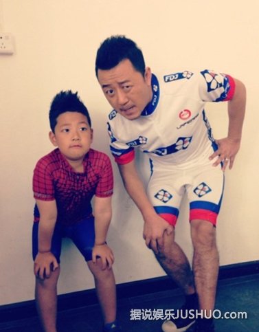 郭涛和石头合照曝光 腿毛浓密遭调侃